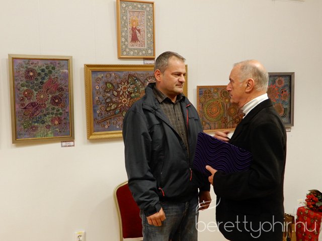 Fellobant az első gyertya lángja 39